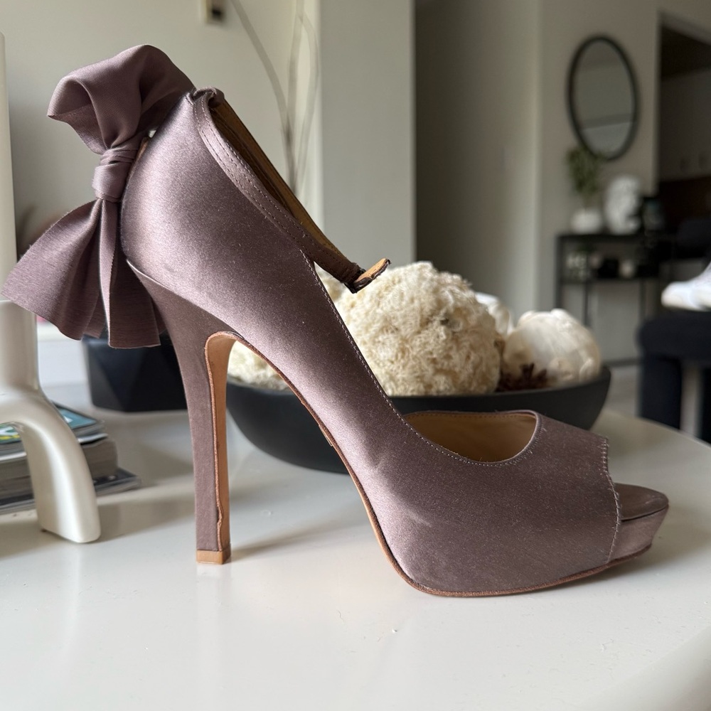 Badgley Mischka Satin Heels with Bow in tan/purple‎ size 7